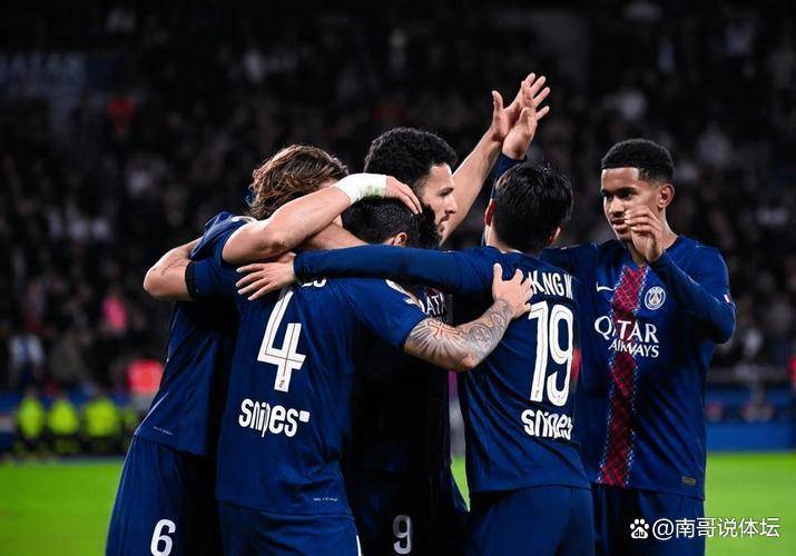 包含巴黎圣日耳曼客场遭遇平局，追赶者领先拉大的词条