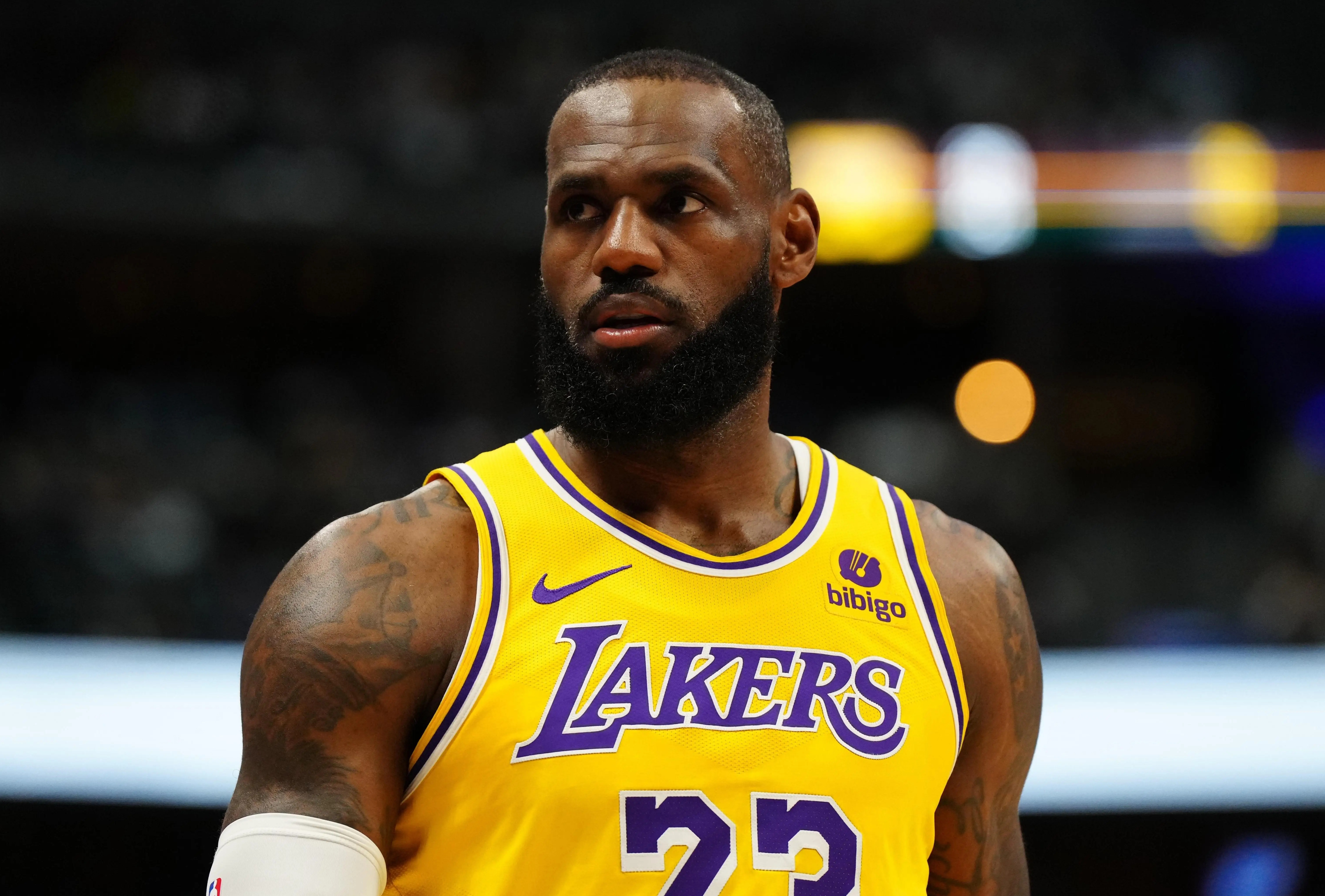 关于篮球名将退役：詹姆斯宣布告别球场的信息