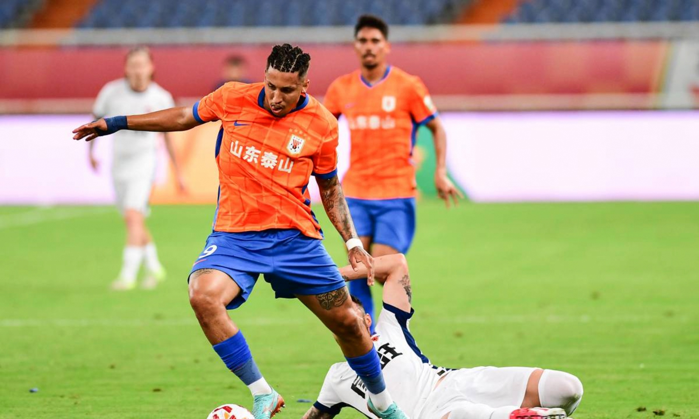 球队遭遇暴雨袭击，中超赛事临时受影响(球队遭遇暴雨袭击,中超赛事临时受影响吗)